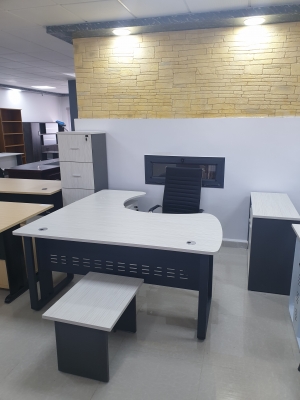 Bureau galb&eacute;e pieds m&eacute;talliques