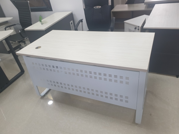 Bureau &eacute;rable pieds m&eacute;talliques 1.20m